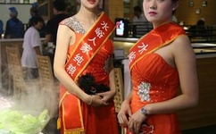 美女的胸罩脱了和奶罩